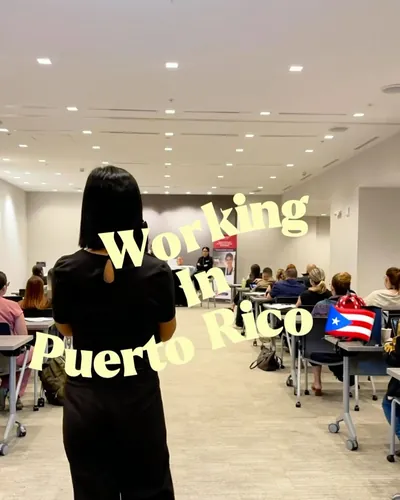 Fiorella leading a social media training session in Puerto Rico